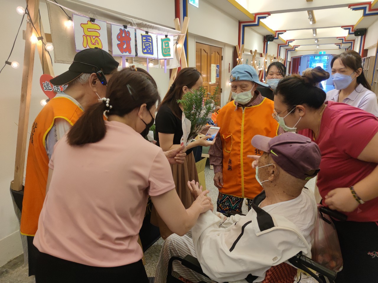 桃園榮家「會找錯錢市集」失智長者體驗一日花農