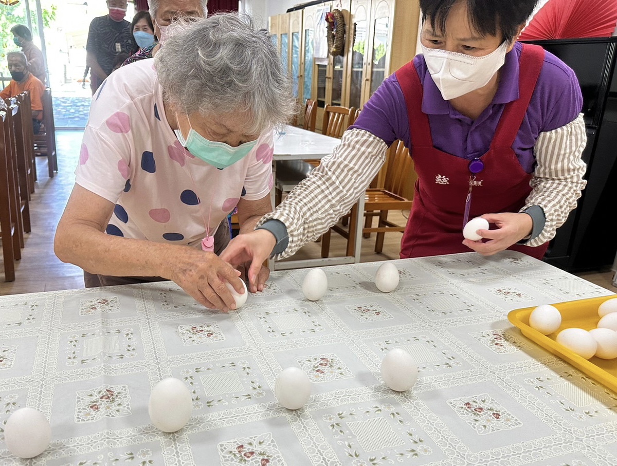 歡樂慶端午 花蓮榮家住民手作香包、立蛋趣