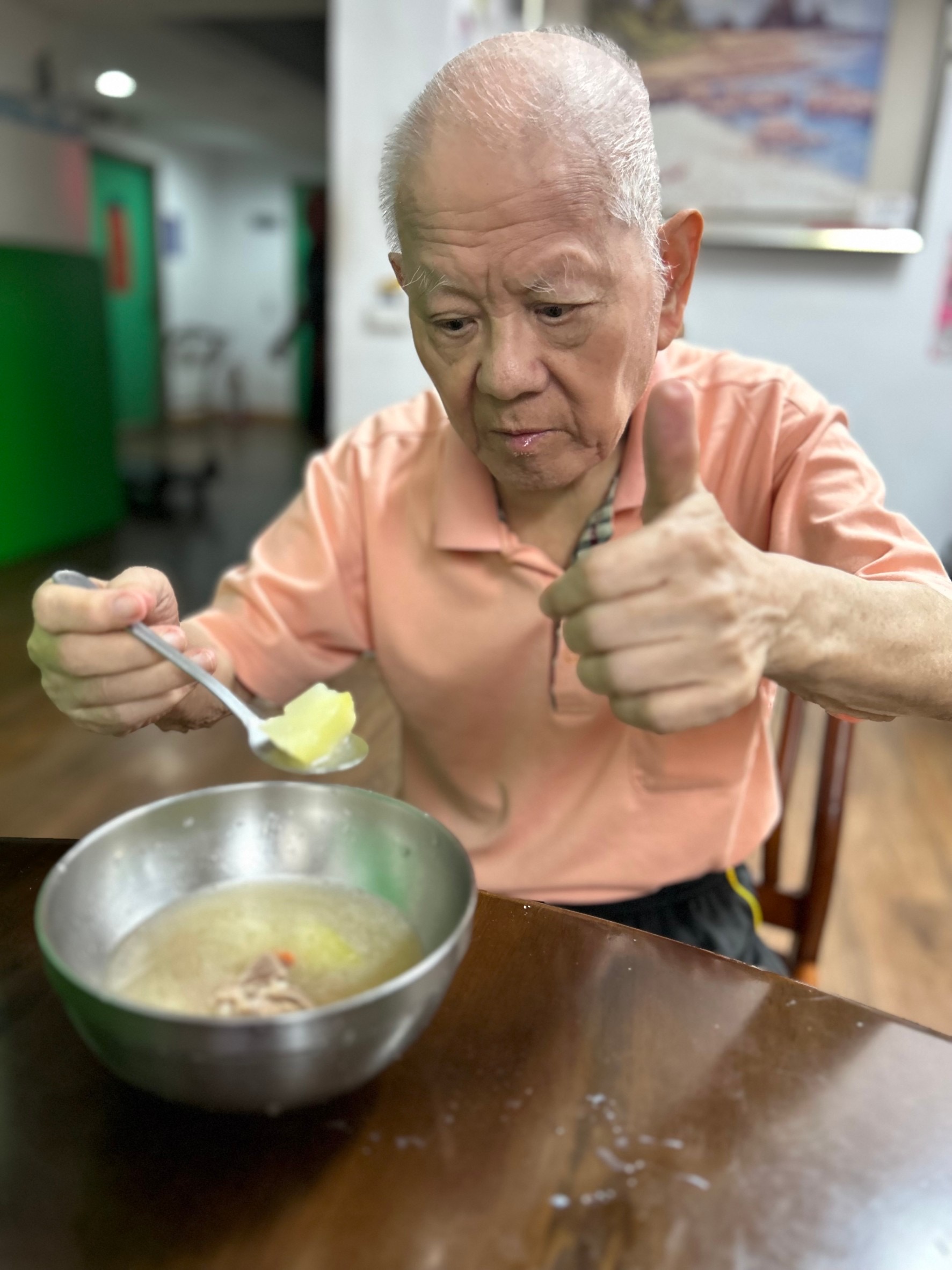 桃園榮家失智長者手摘木瓜 燉煮排骨湯為長輩健康加分