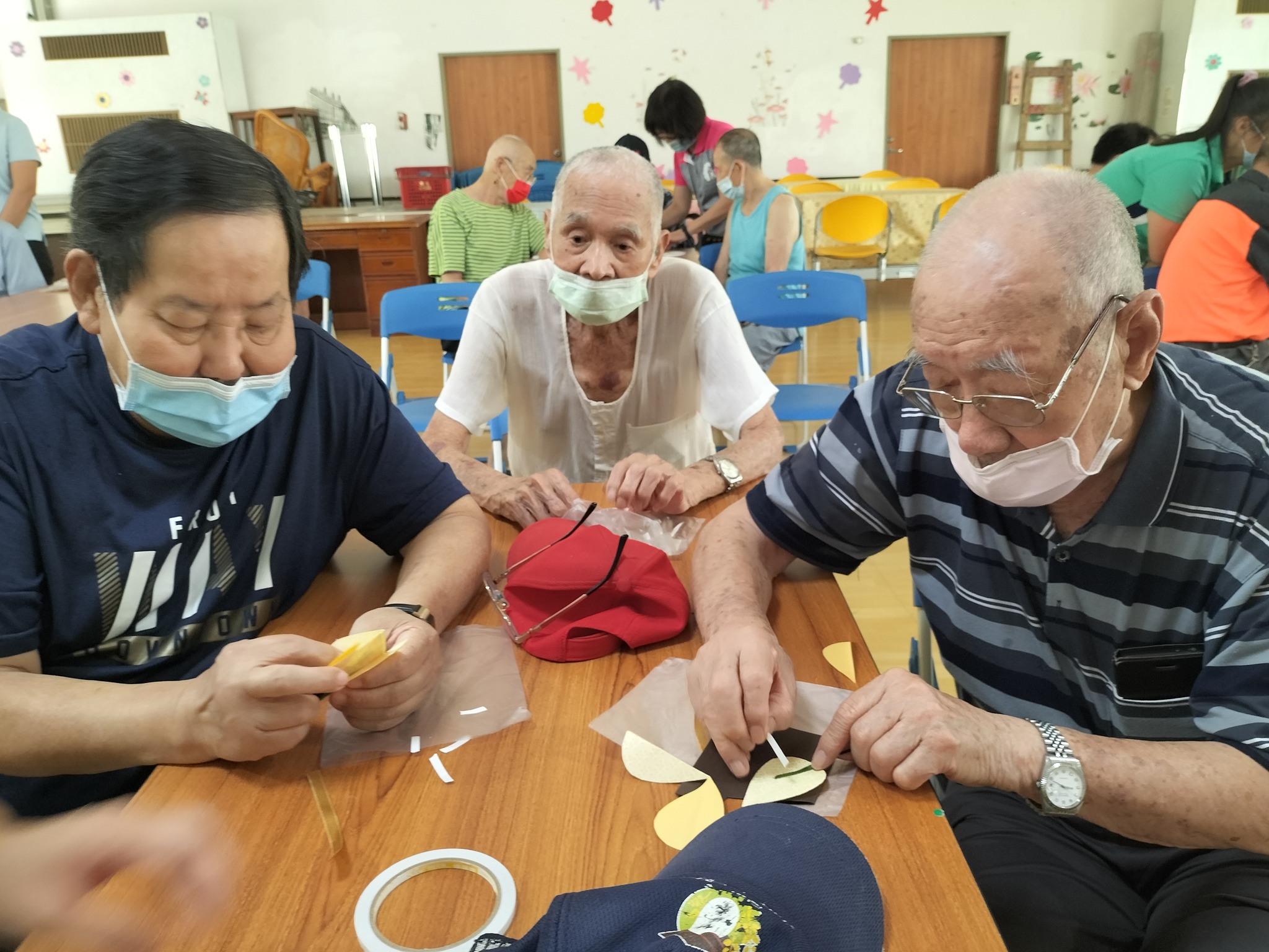 桃園榮家父親節活動登場 八德社大手作鬱金香