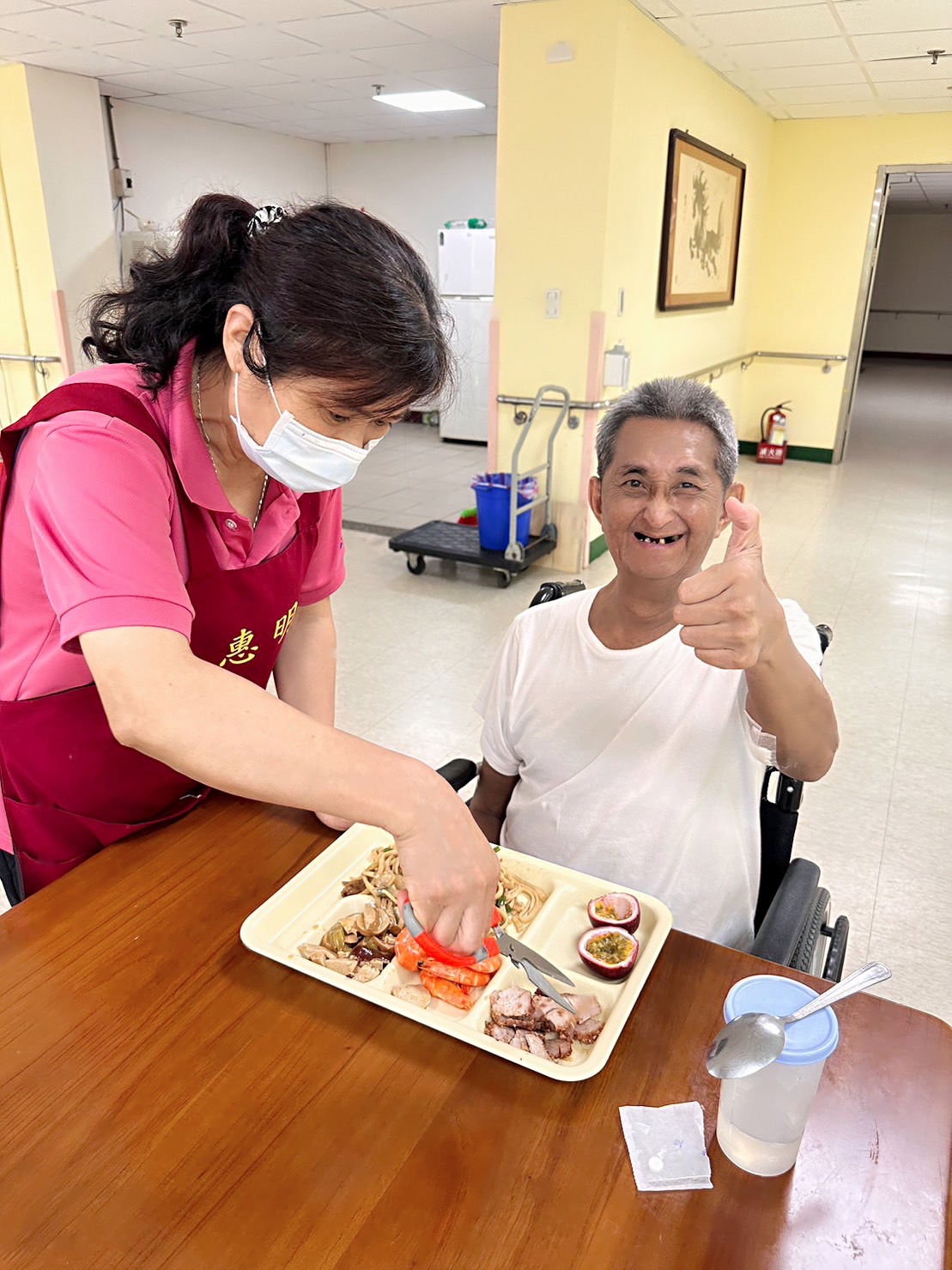 色香味俱全的海鮮炒麵，有蝦，肉片，紫菜湯，養護堂協助住民快樂用餐。