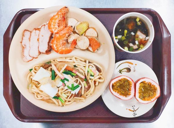 色香味俱全的海鮮炒麵，有蝦，肉片，紫菜湯，養護堂協助住民快樂用餐。