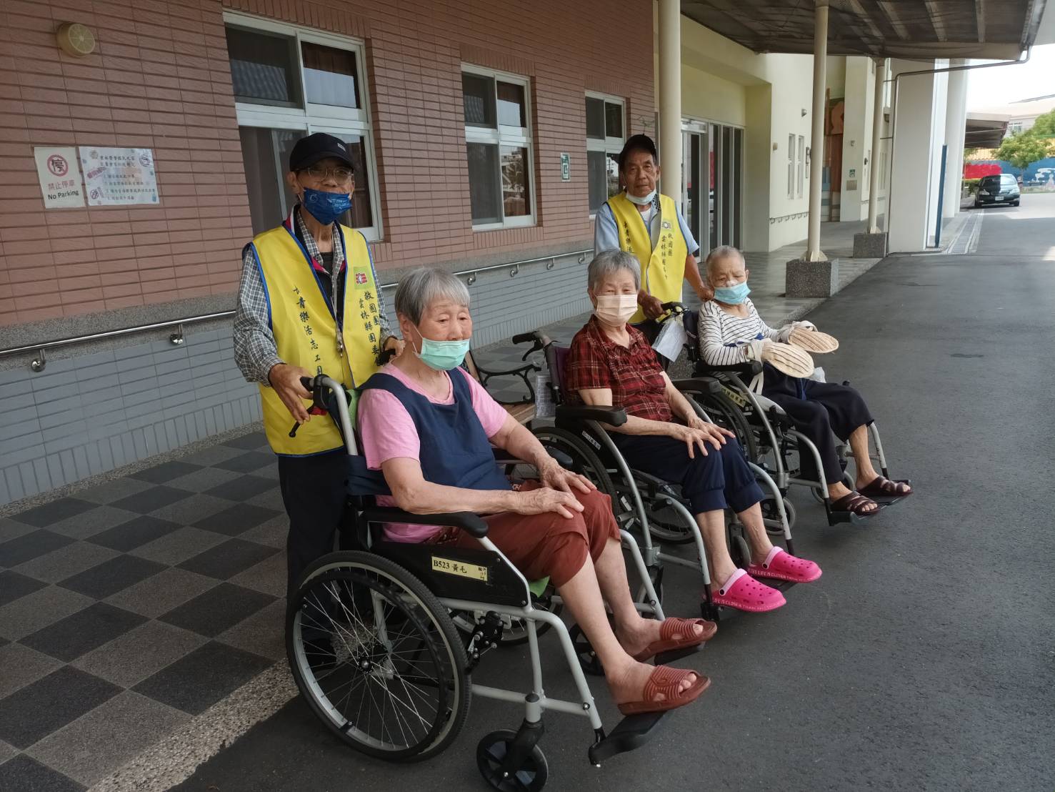 112年8月23日長青樂齡志工陪伴團康及推送服務