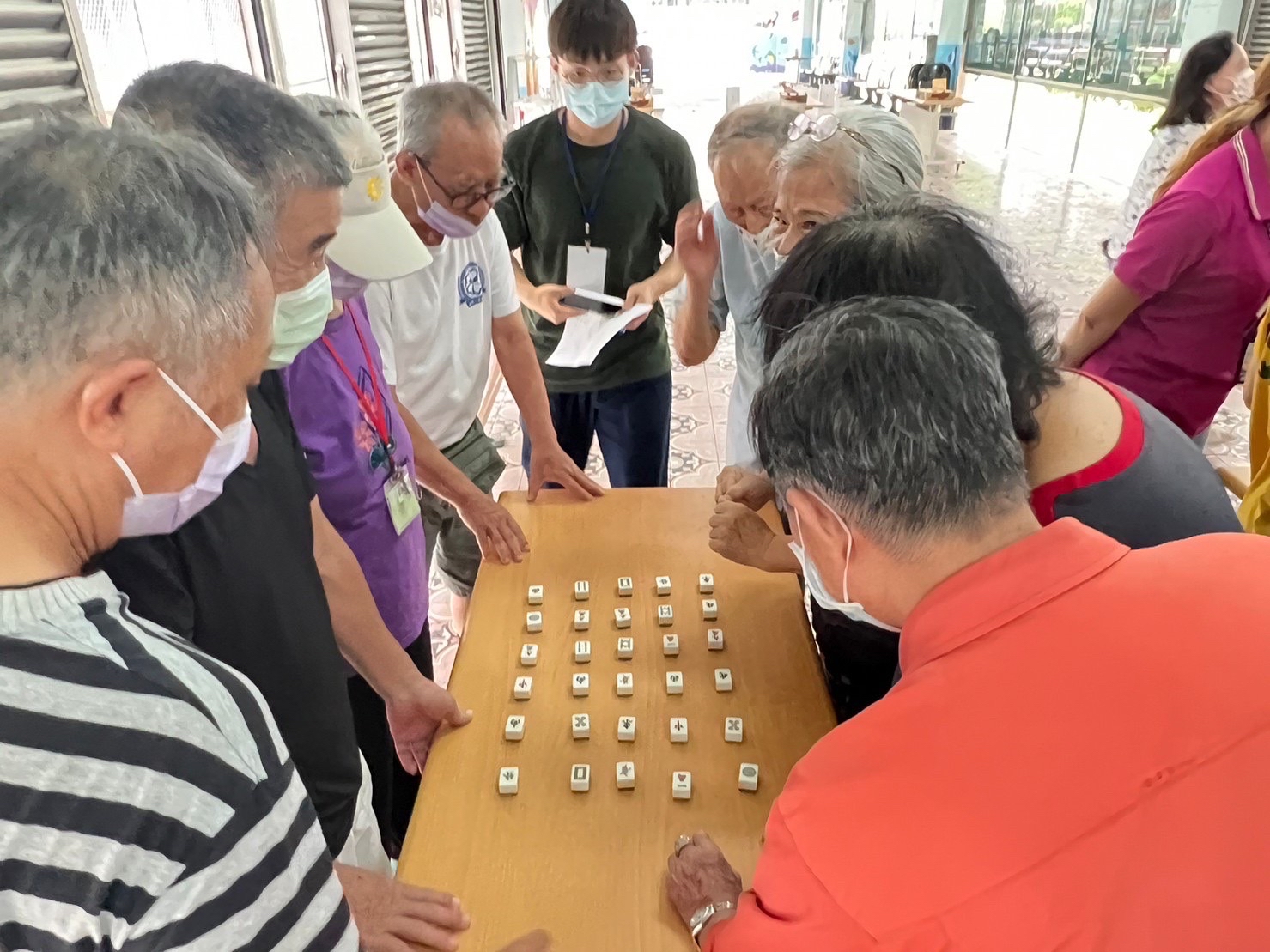 團隊合作闖關賽 榮家長輩才藝佳