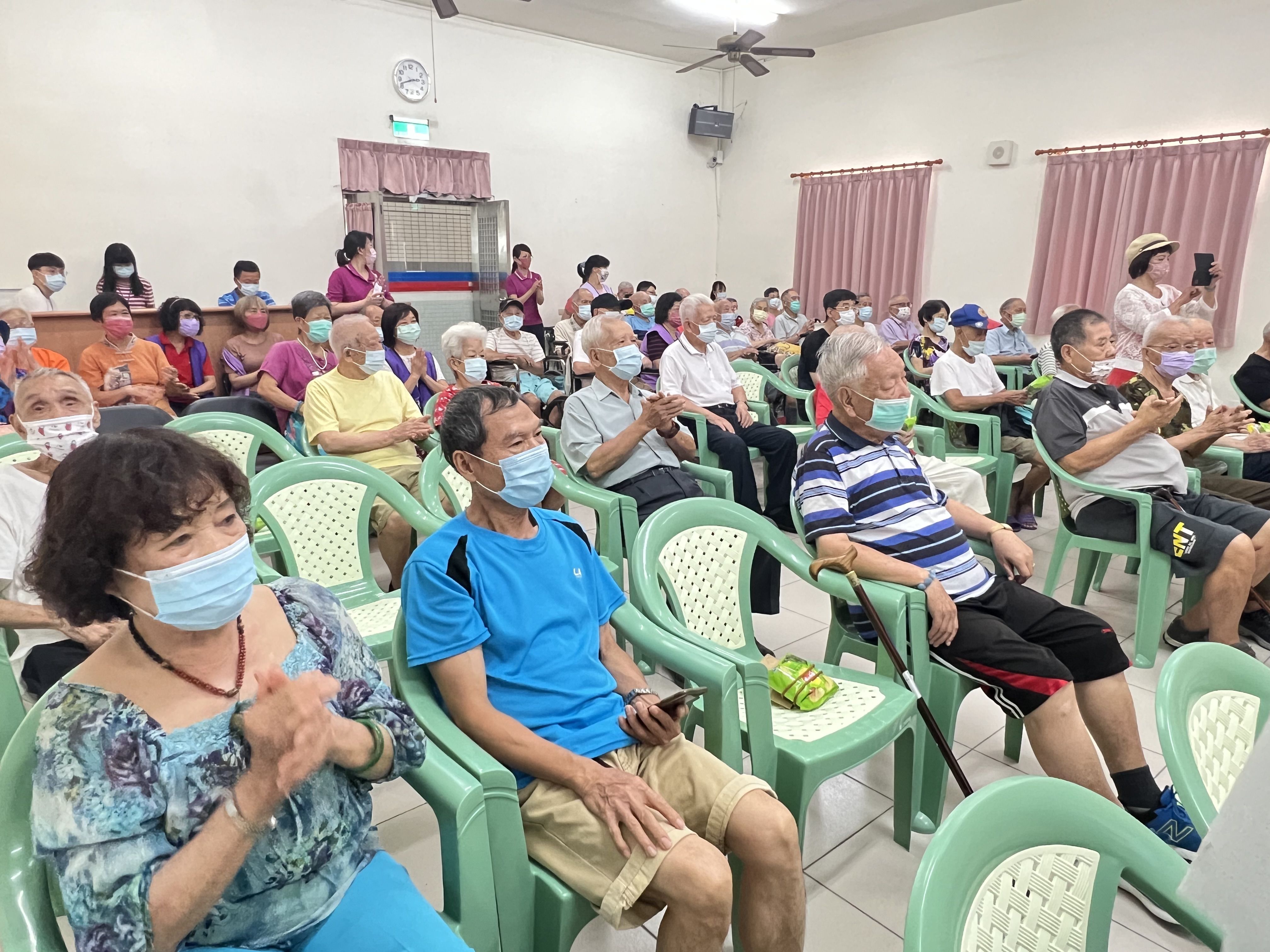 樂透歌友會公益演出 高雄榮家長輩笑呵呵