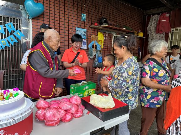 南投縣榮服處祝賀陳維明伯伯103歲壽誕暨秋節關懷信義鄉榮民眷