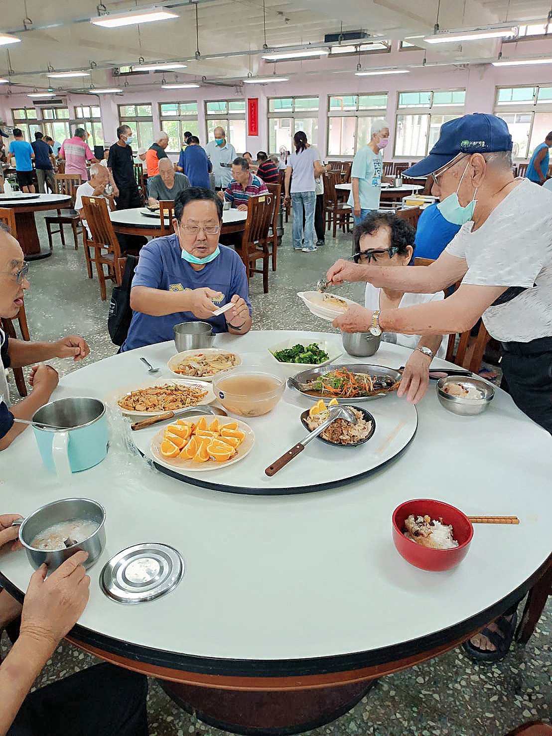 快樂慶生會加菜囉，清蒸魚、八寶飯、有海鮮、青菜、水果，豐富均衡營養