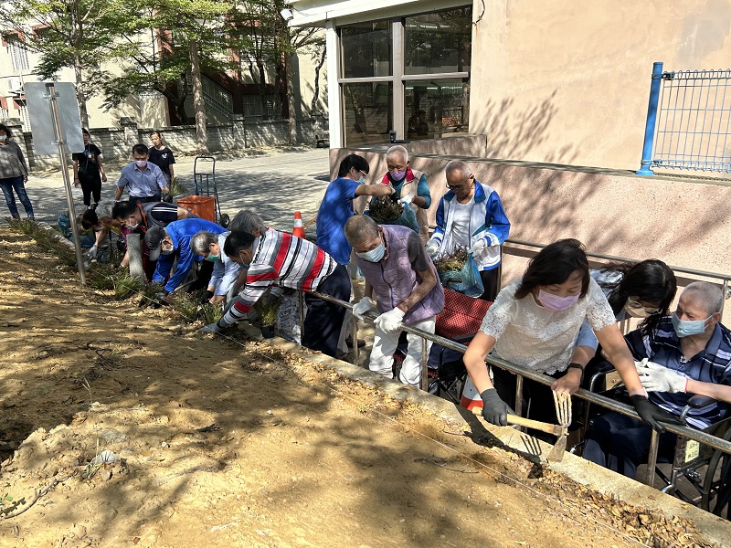 新竹榮家無障礙坡道旁種植花卉