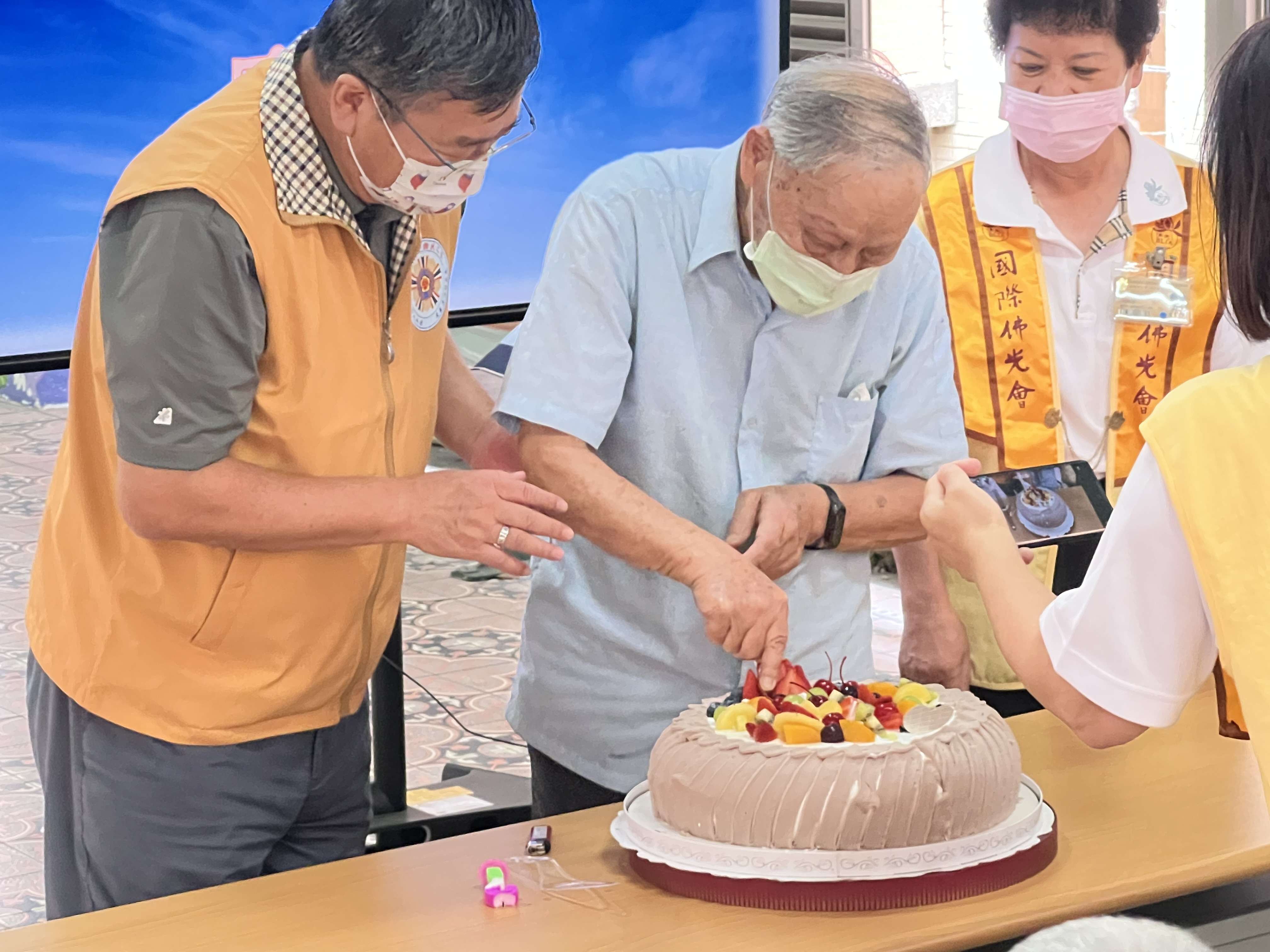 國際佛光會第四督導區 前進榮家歡樂慶重陽