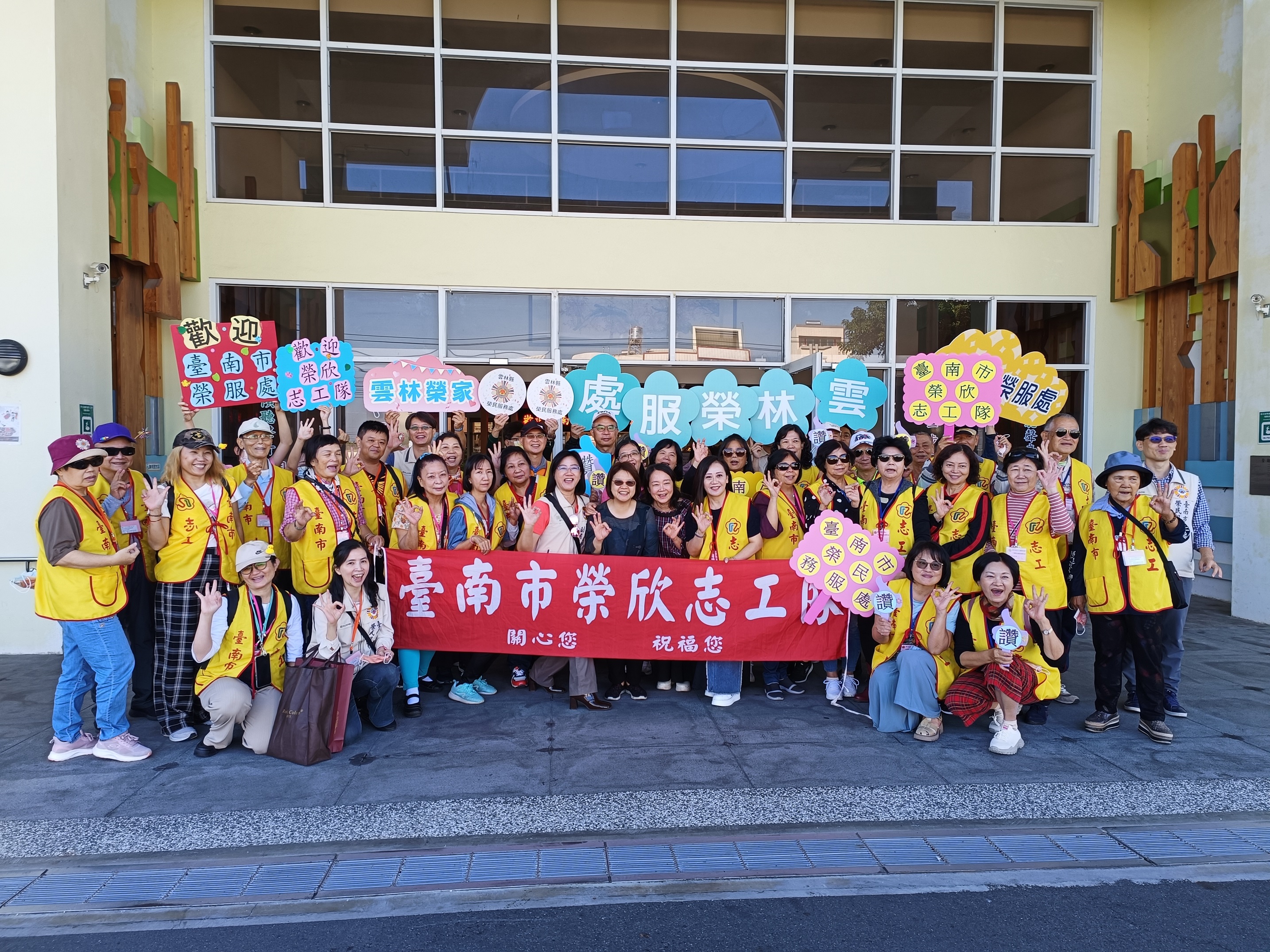 112年11月28日臺南市榮服處榮欣志工隊蒞家參訪暨關懷住民長輩活動