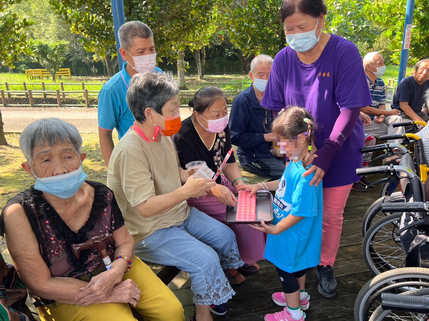 「白河榮家慶重陽 幼童為爺奶奉茶」(112.10.23)