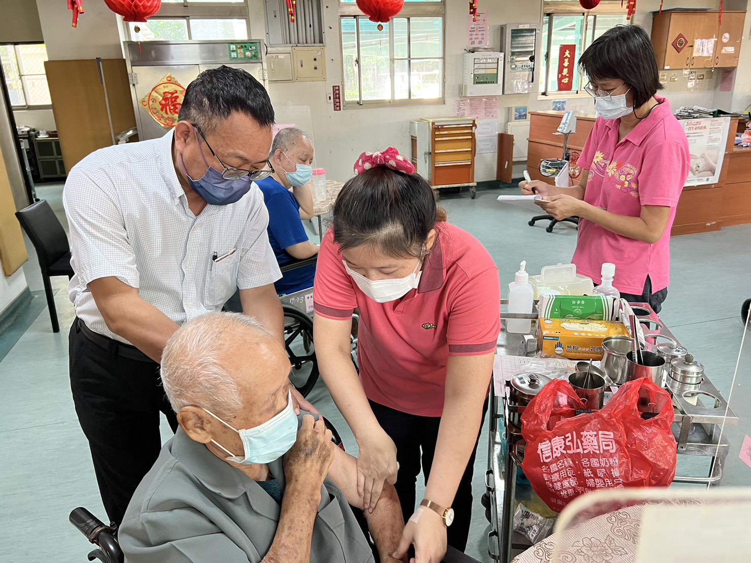 112年10月29日屏東榮家陸續接種流感、新冠疫苗~注疫苗注您幸福！