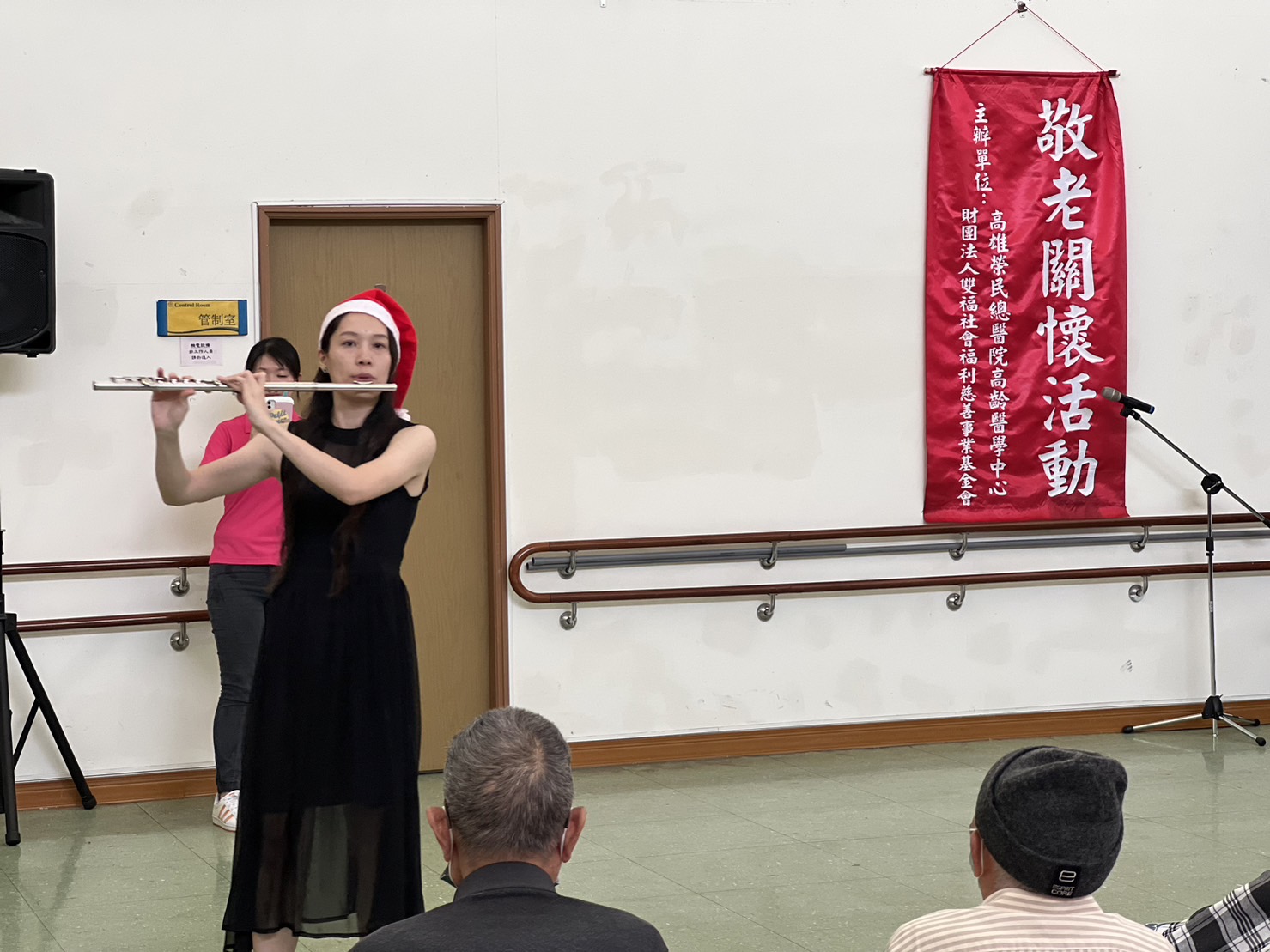 112年11月27日雙福志工溫馨演出，屏東榮家提前過聖誕