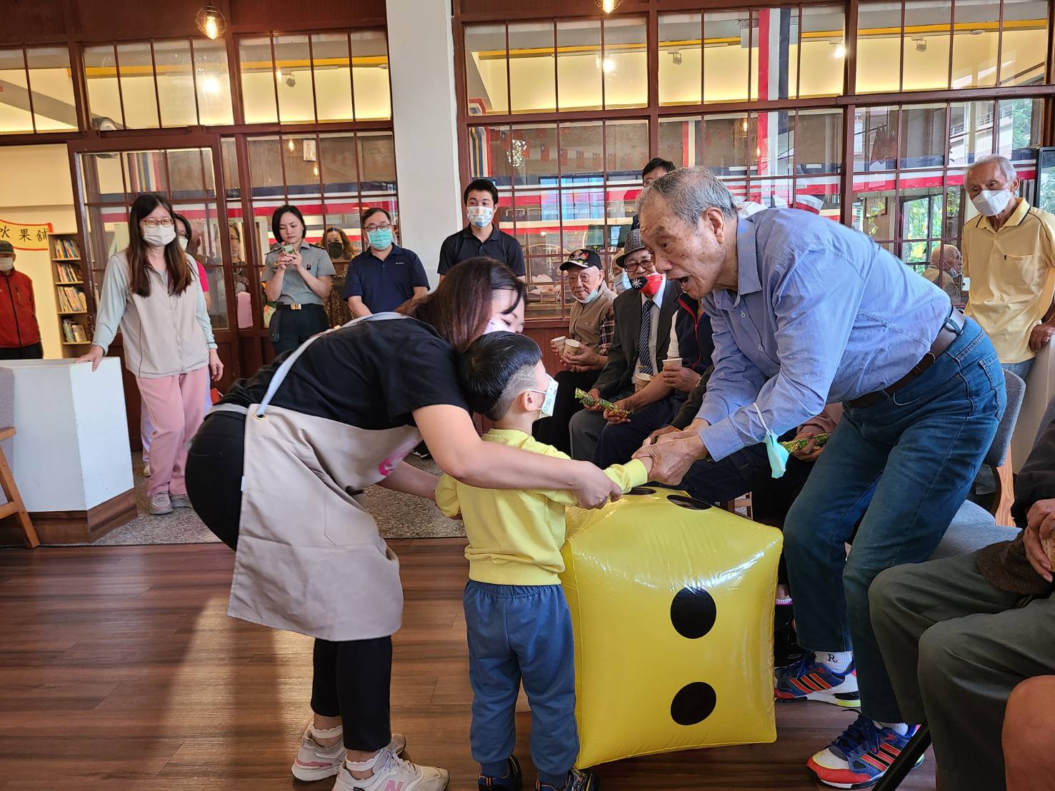 國防大學非營利幼兒園榮民節奉茶禮桃榮長輩笑開懷