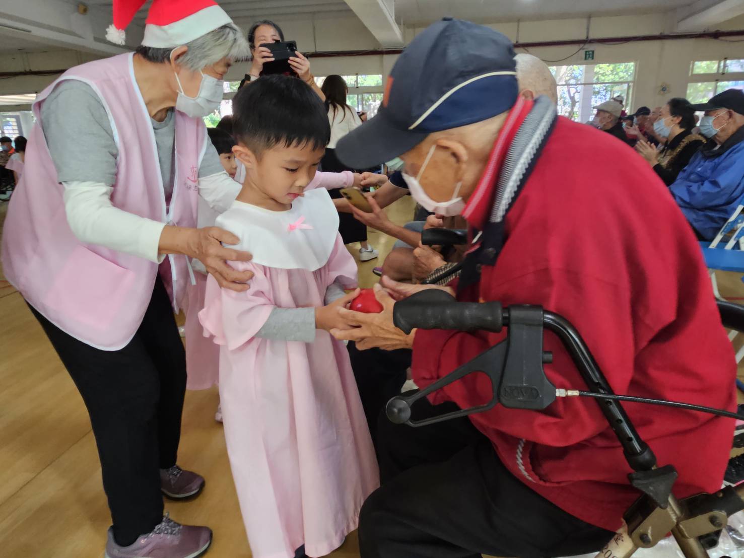 聖保祿醫院攜手幼兒報佳音 桃榮家長輩暖心迎耶誕