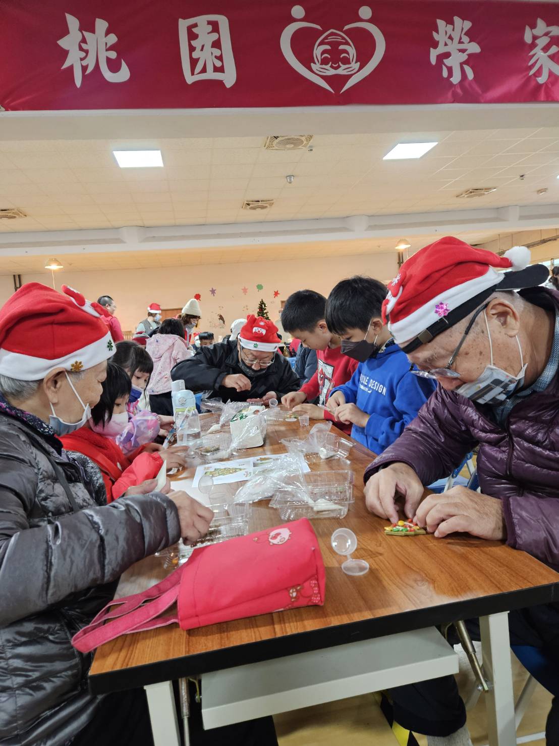 不一樣的銀髮冬季派對 桃園榮家老少手作薑餅奉湯圓