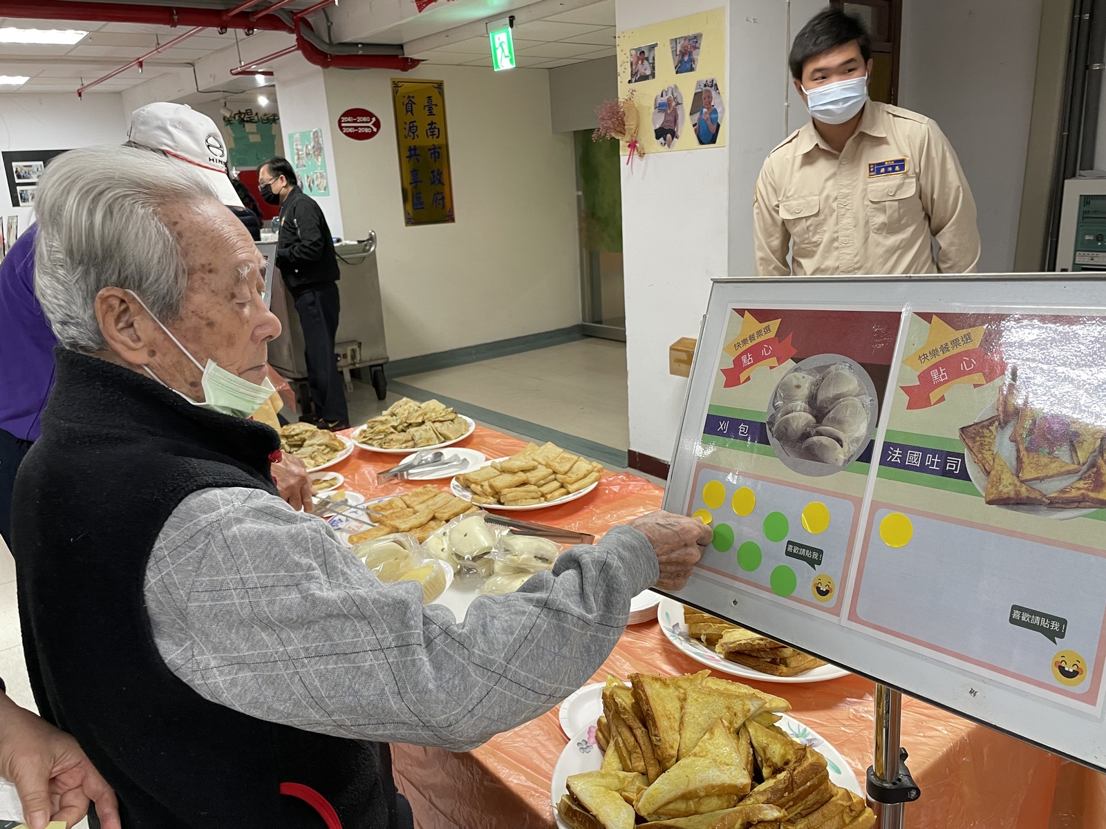 9-住民張伯伯品嚐後投下一票