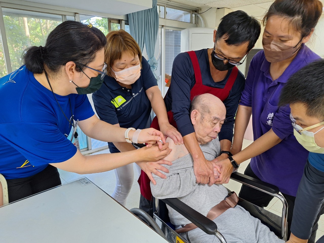 圖4.佳里榮家與七股區衛生所人員協助住民接種新冠肺炎XBB 1.5疫苗。