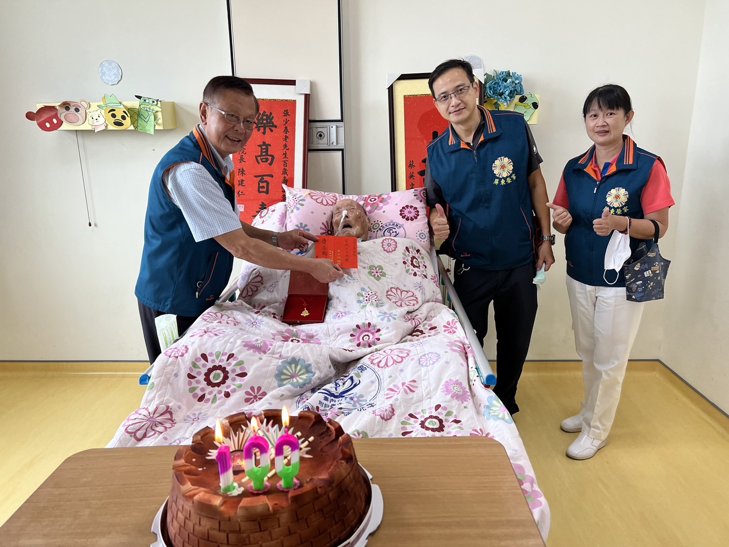 112年12月1日屏東榮家張少春爺爺百歲嵩壽 高榮台南分院溫馨慶生