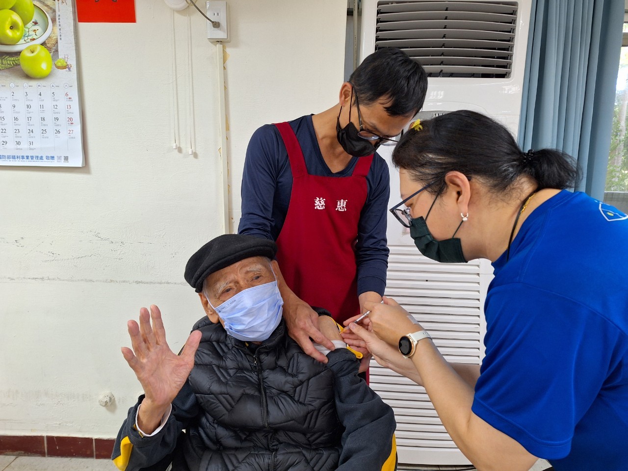 圖3.七股區衛生所人員於佳里榮家養護區協助住民接種新冠肺炎XBB 1.5疫苗。