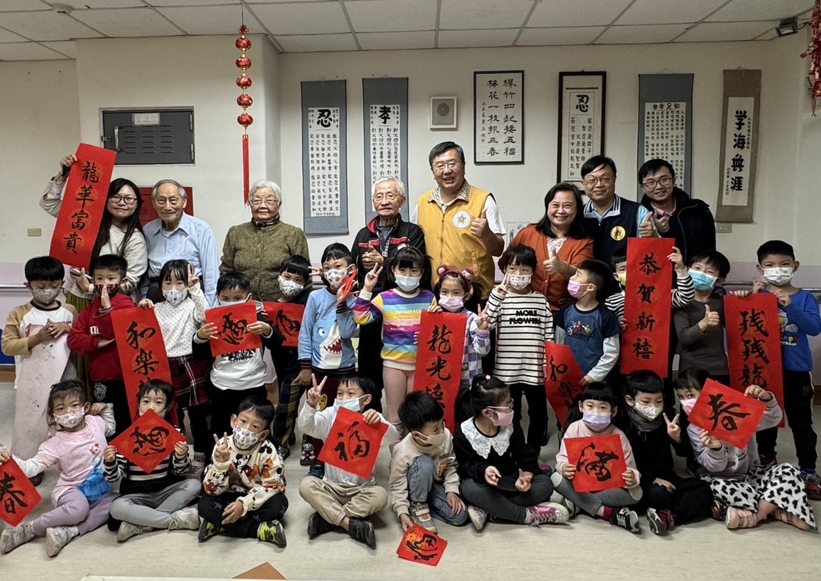 榮家長輩開心揮毫 老幼共融喜迎新春