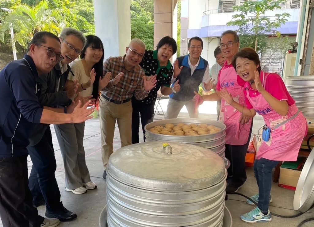 愛心饅頭列車開進花蓮  榮家長輩享口福