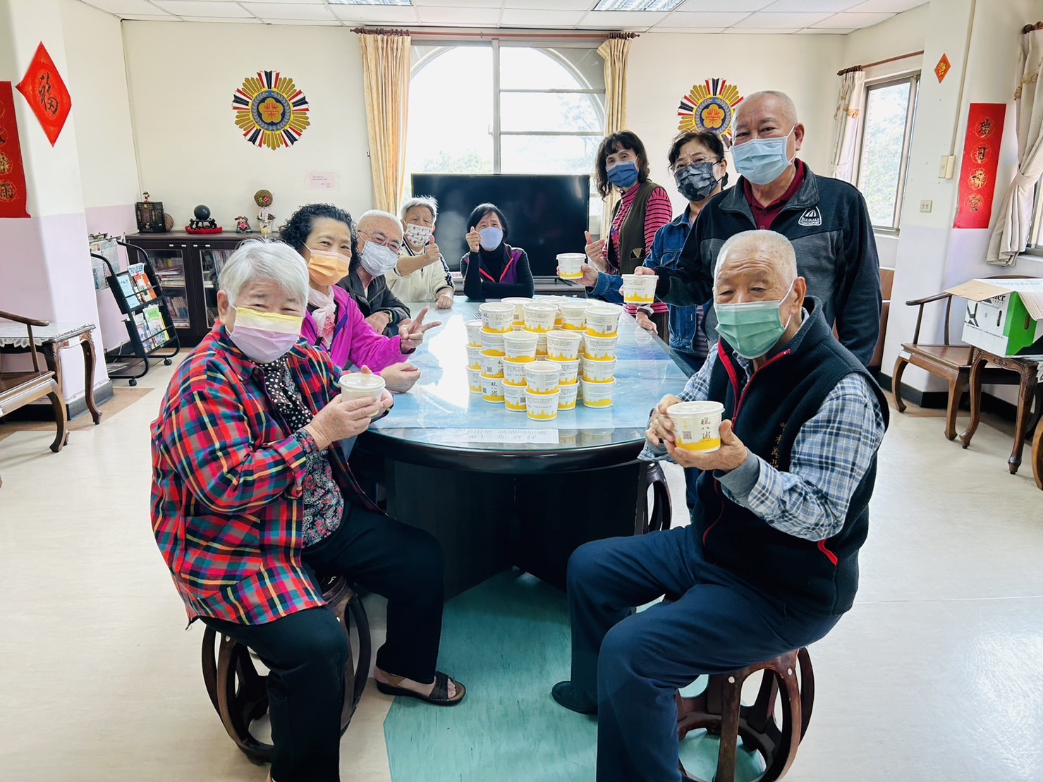 國際佛光會致贈暖心臘八粥 溫暖榮家長輩的心