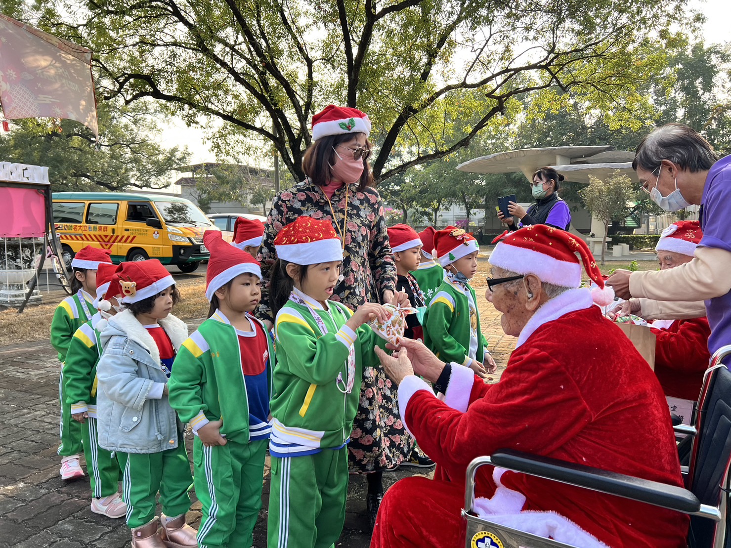 112年12月24日大老師幼兒園聖誕前夕蒞屏東榮家辦理戶外教學