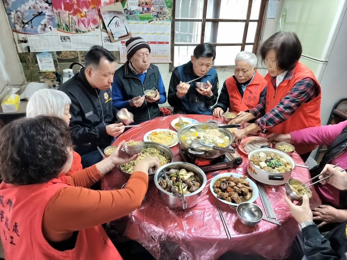 陪伴聊天 彰化榮服處攜手退伍軍人校友協會辦理寒冬圍爐活動