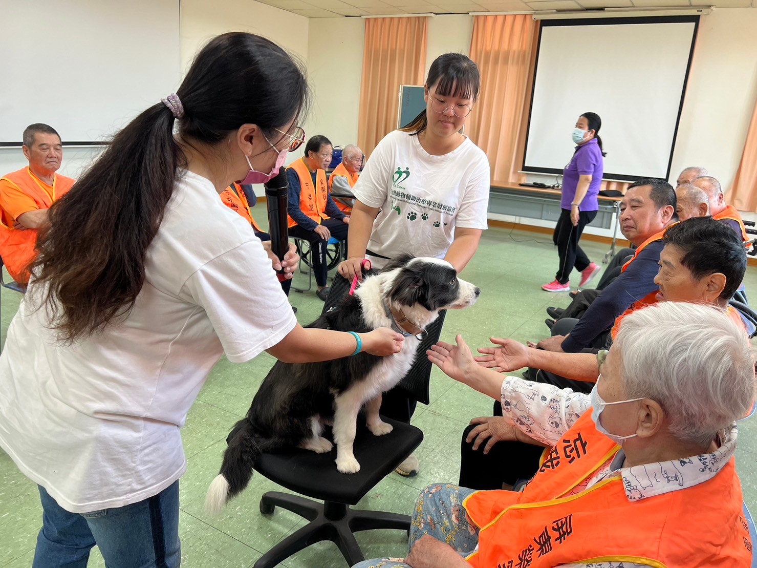 113年02月27日屏東榮家忘我堂動物輔助治療活動