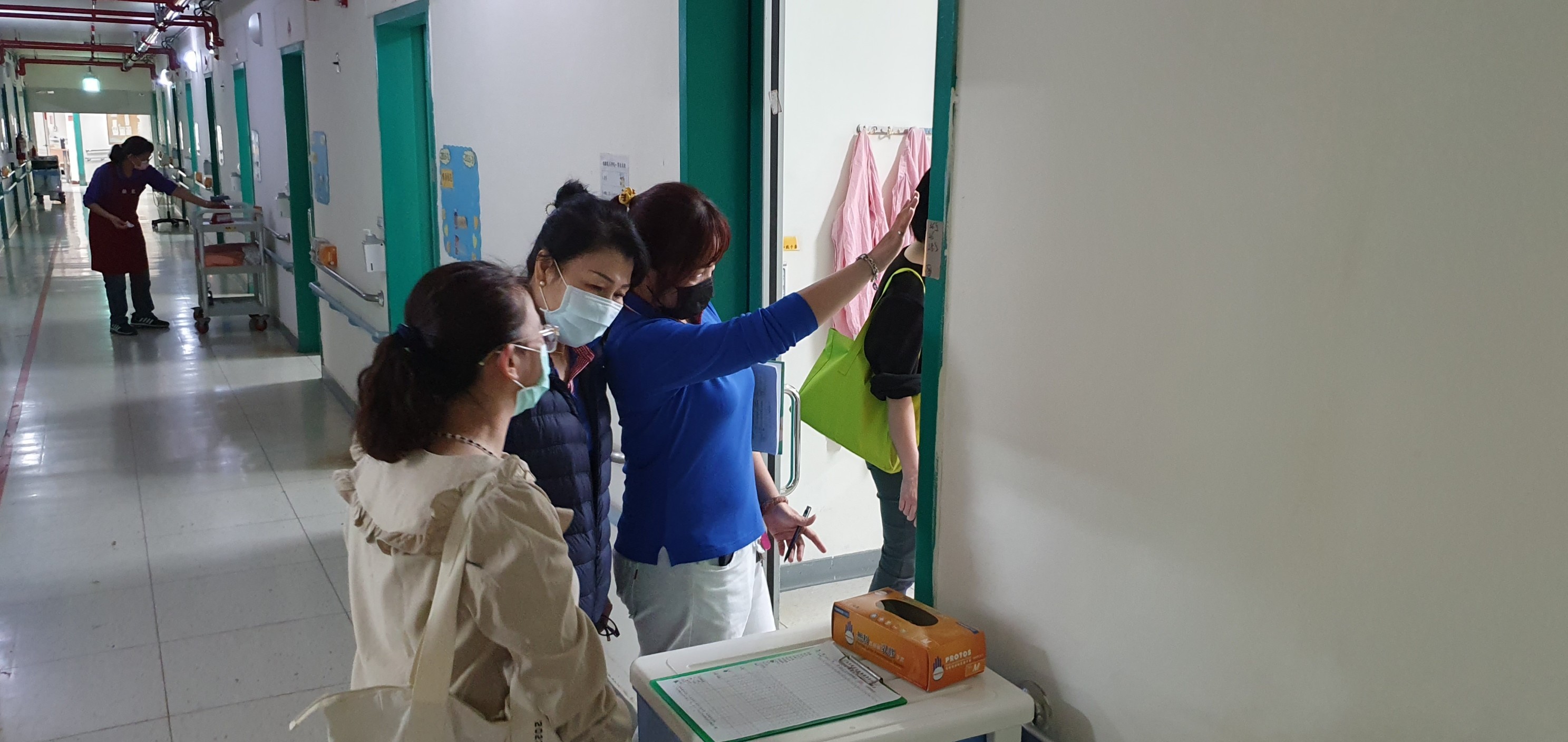 照片5：高榮臺南分院感管人員訪視佳里榮家各單元區隔離室。
