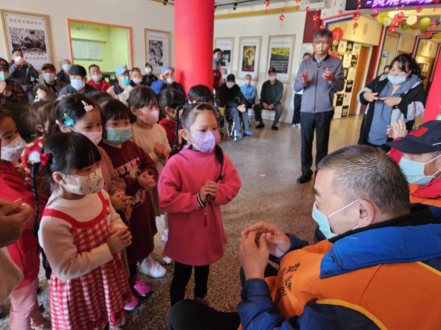 桃園榮家新春燈會 老幼攜手點亮 幸福迎龍年