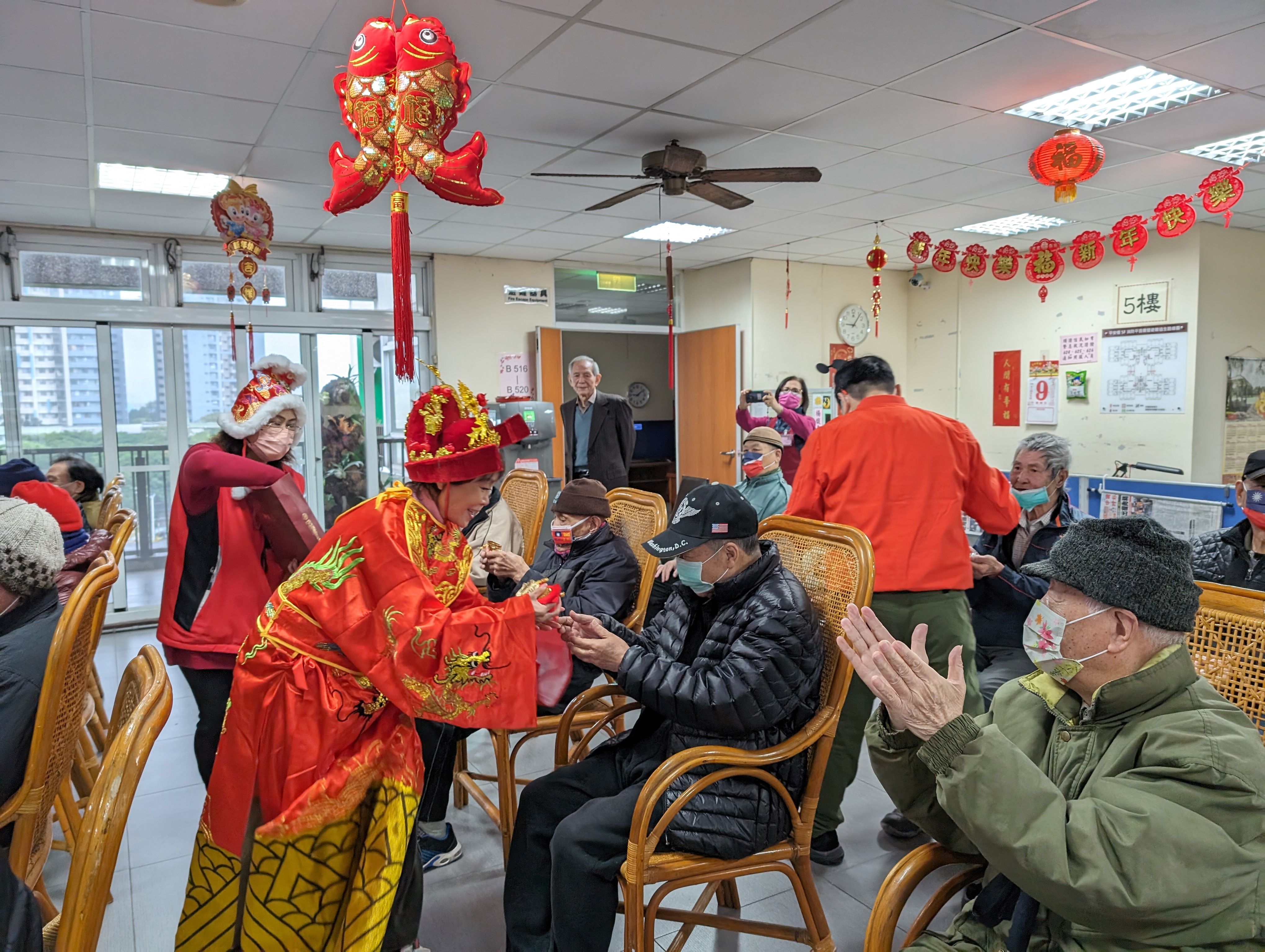 板橋榮家陳桂美主任扮女財神 祝福長輩龍年萬事豐盛