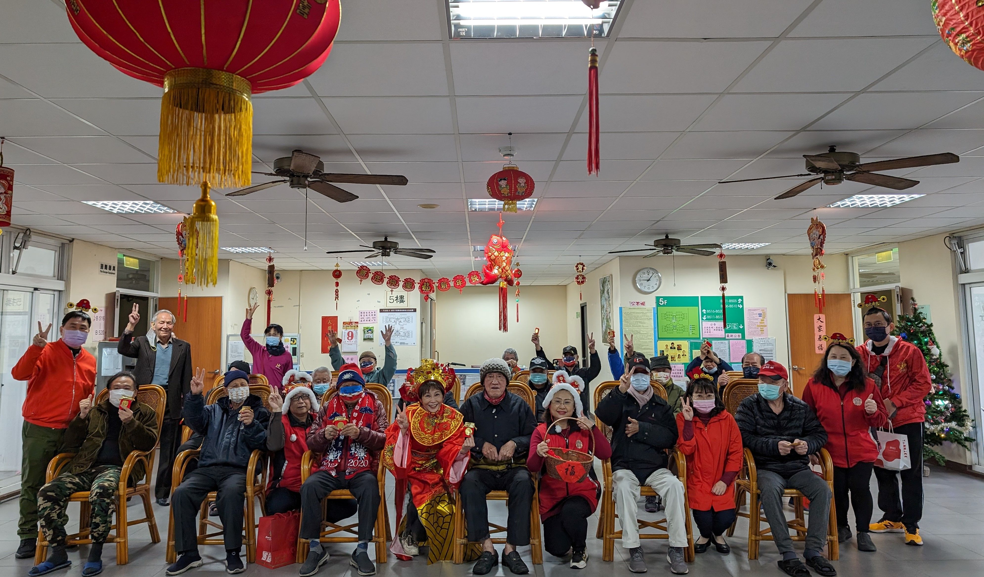 板橋榮家陳桂美主任扮女財神 祝福長輩龍年萬事豐盛