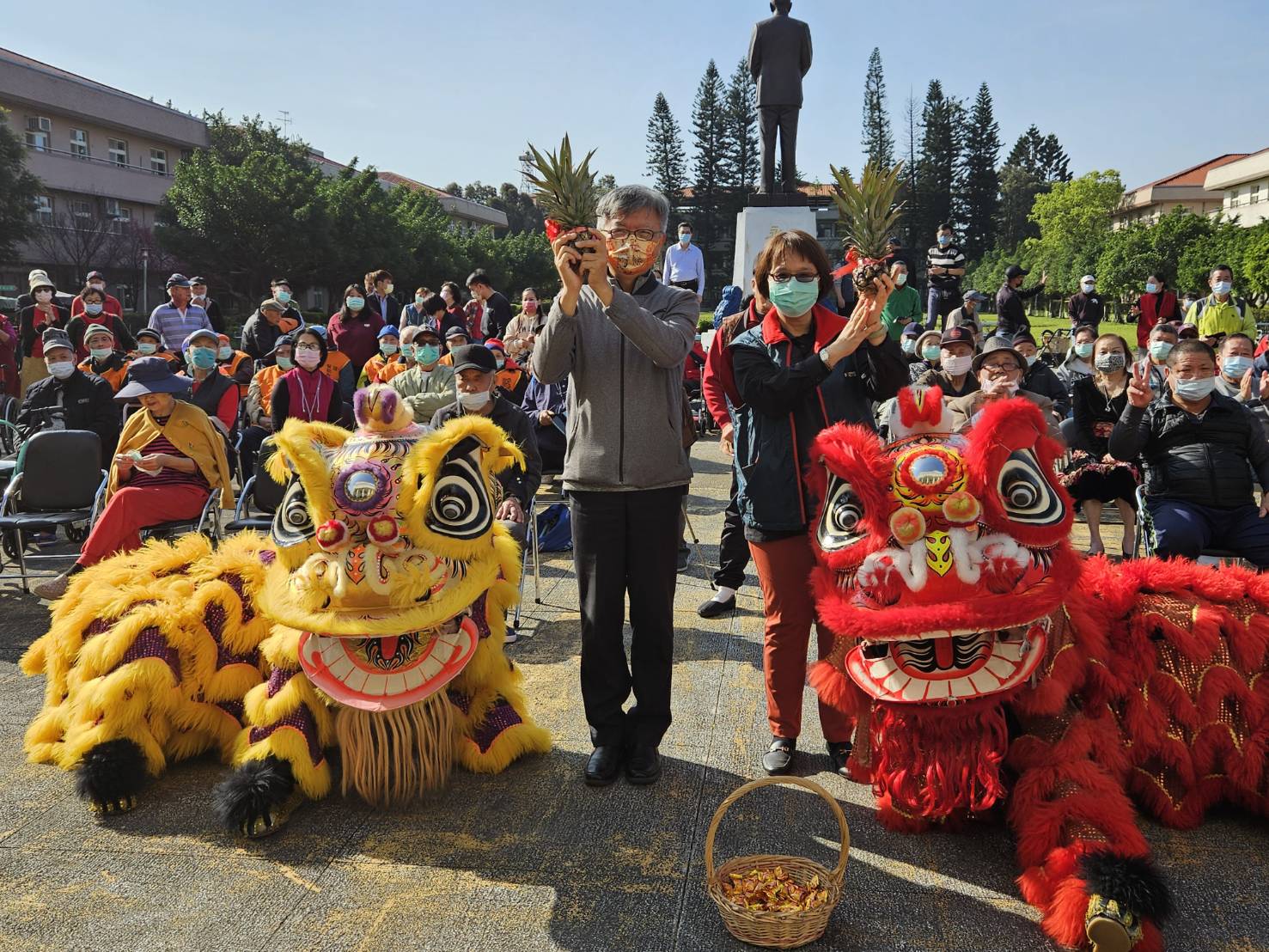 桃園榮家獅舞祥龍慶開工 長輩團拜歡喜迎新春