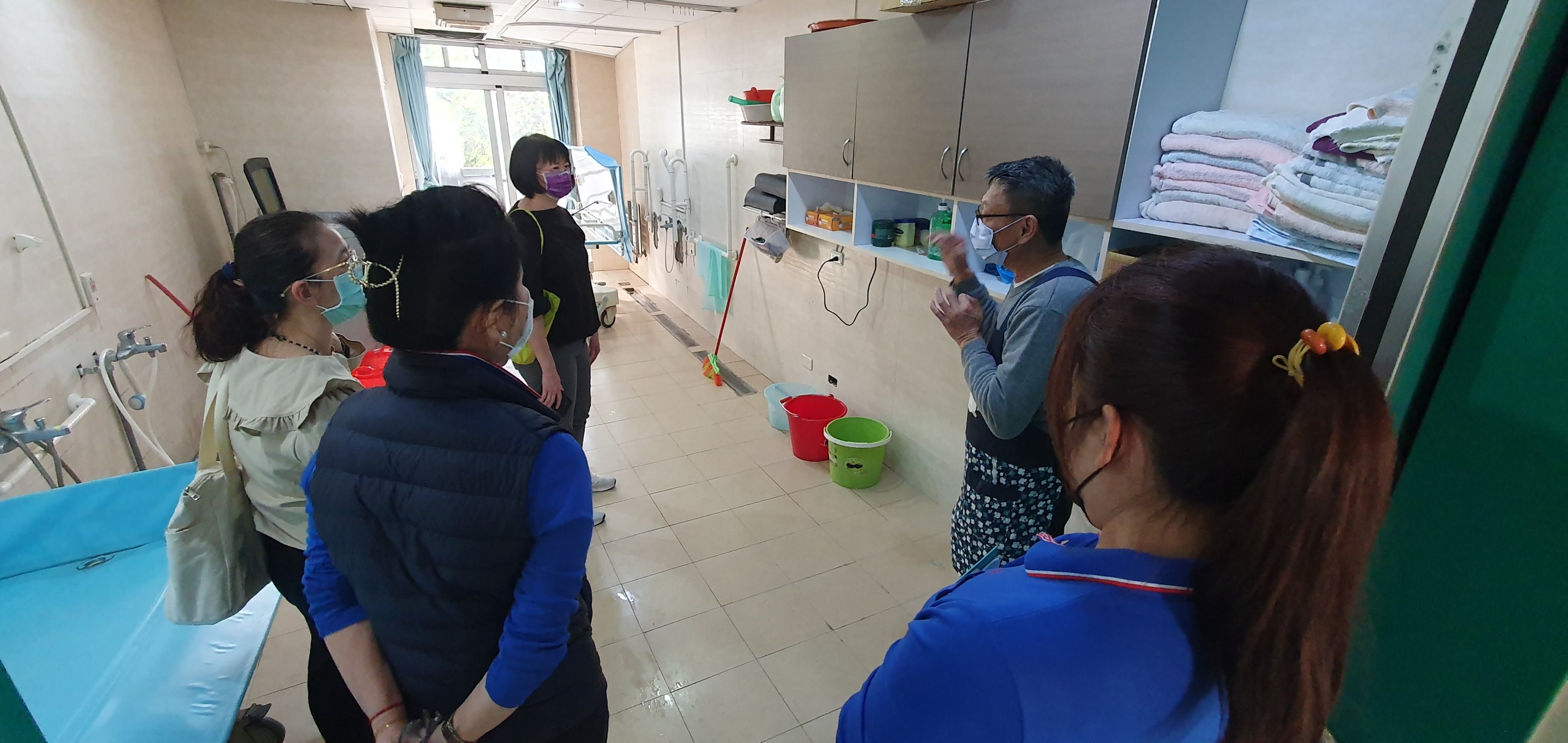 照片2：高榮臺南分院感管人員檢查佳里榮家大浴室清潔情形與汙物處理。