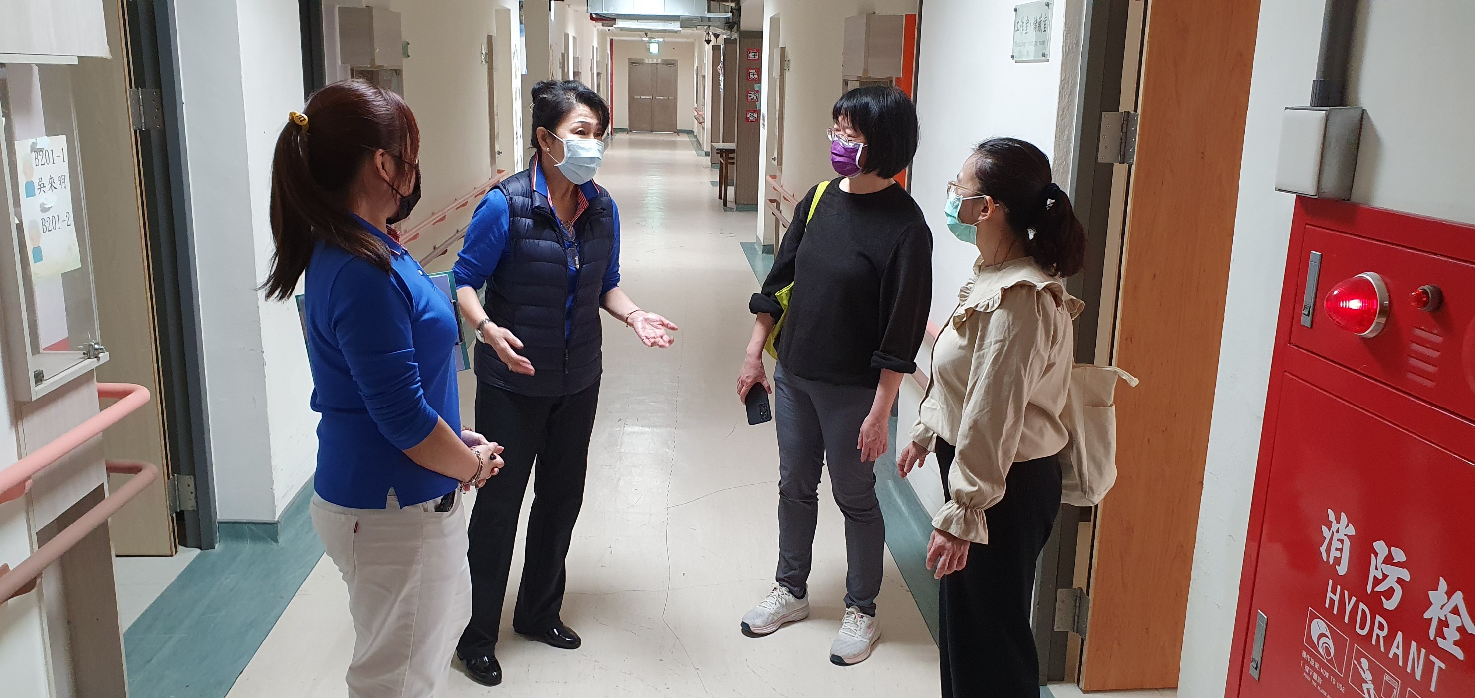 照片1：高榮臺南分院感管人員訪視佳里榮家住民房間與防疫動線規劃。