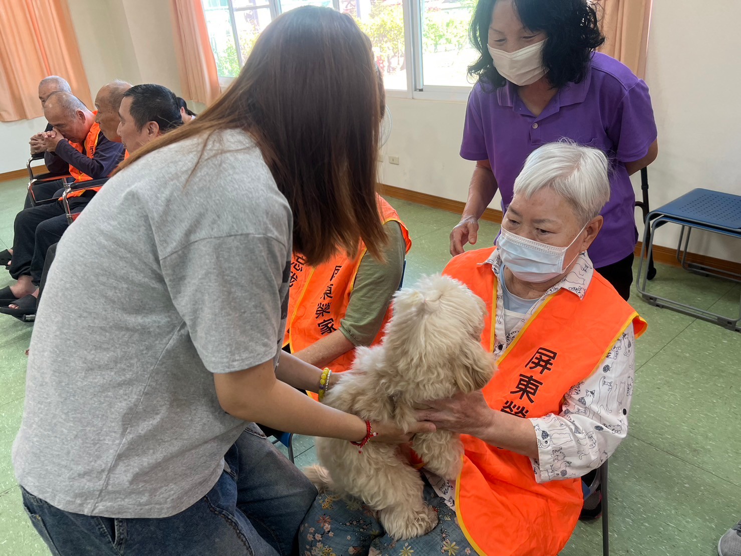 113年02月27日屏東榮家忘我堂動物輔助治療活動