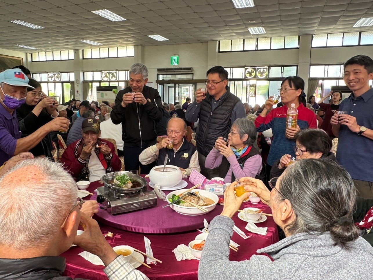 中彰榮家春節聯歡餐敘 龍騰虎躍摸彩迎金龍