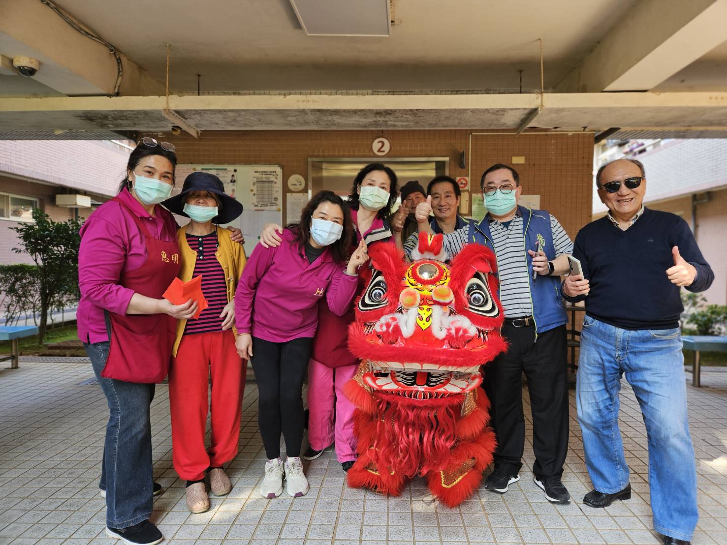 桃園榮家獅舞祥龍慶開工 長輩團拜歡喜迎新春