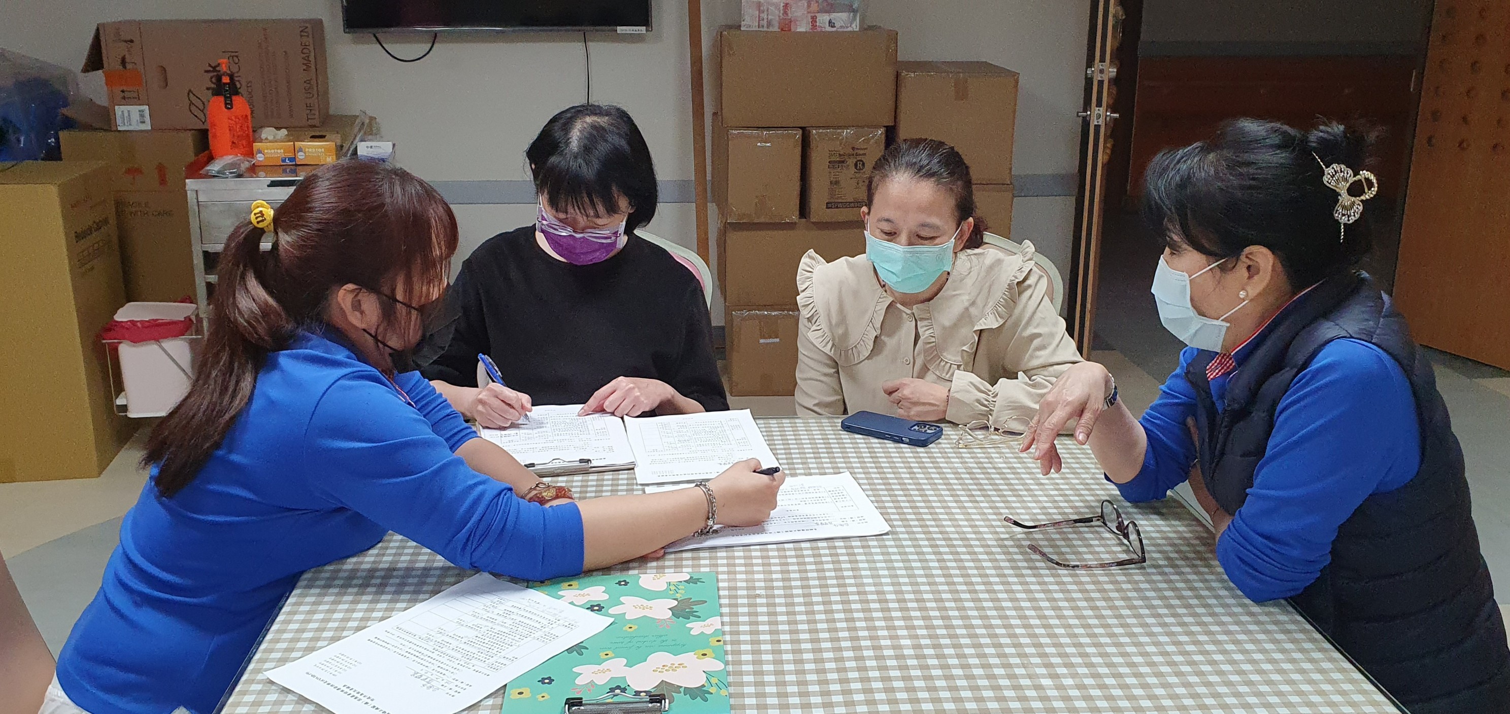 照片6：高榮臺南分院感管人員與佳里榮家保健組進行查核檢討與意見交流。