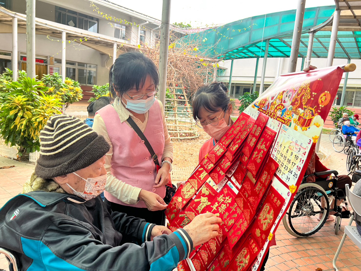 113年02月12日新春龍送吉祥迎財神 屏東榮家趣味活動樂翻天