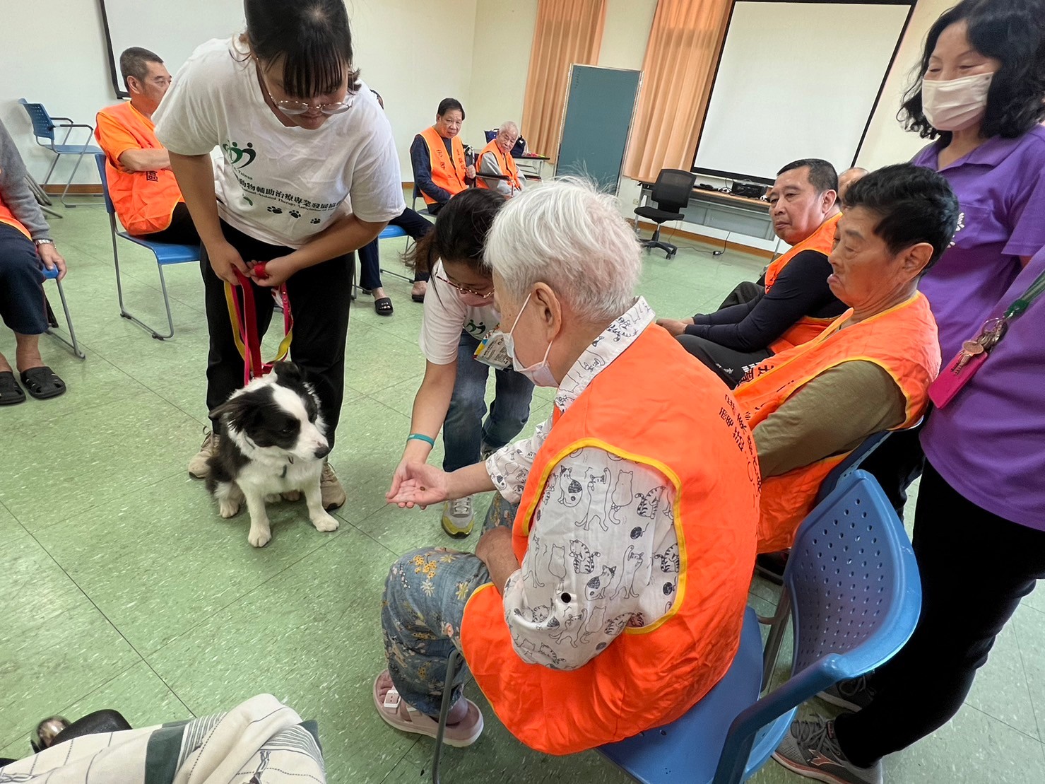 113年02月27日屏東榮家忘我堂動物輔助治療活動