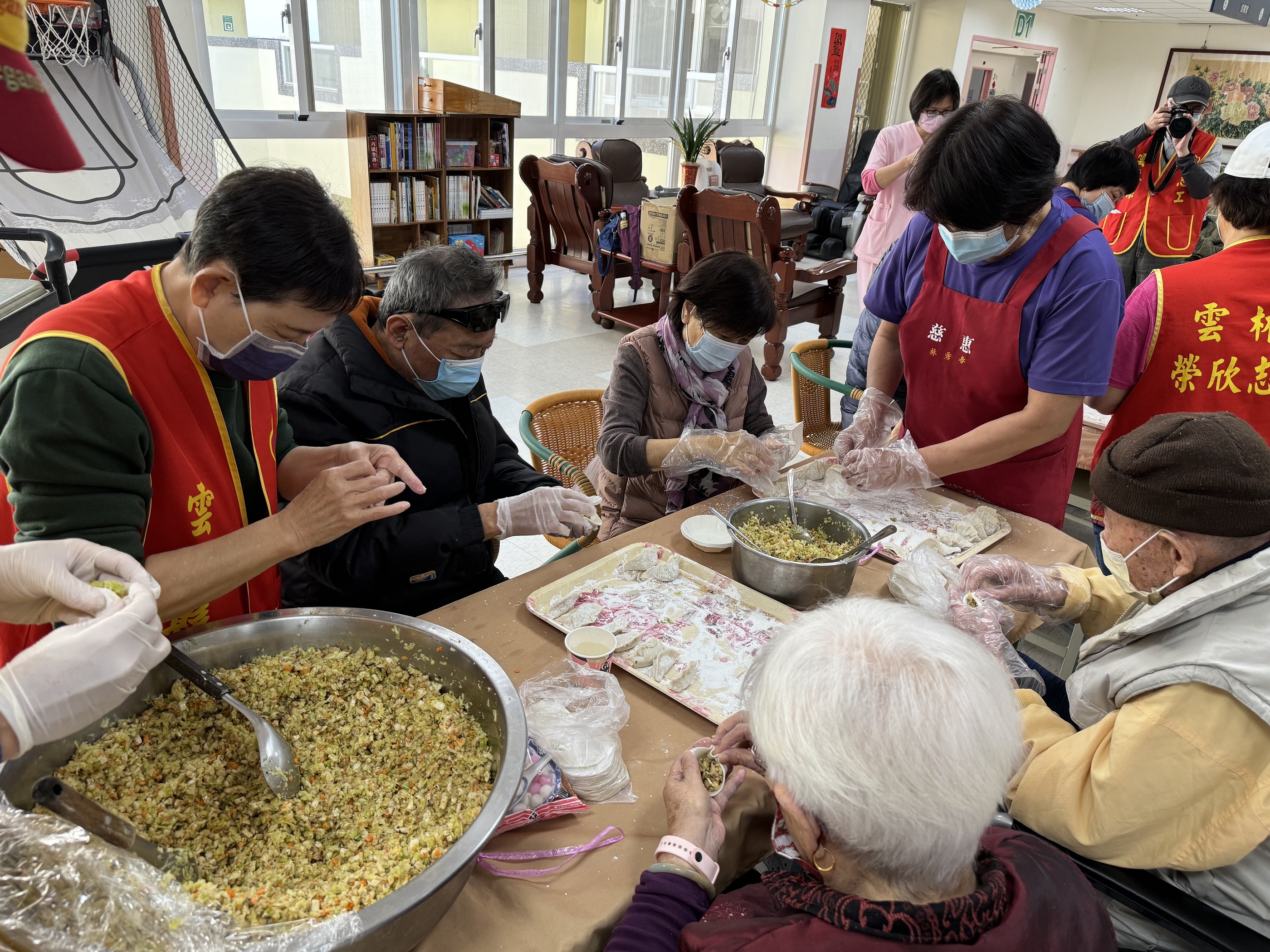 113年3月12日茶話會包水餃，促進長輩情感交流