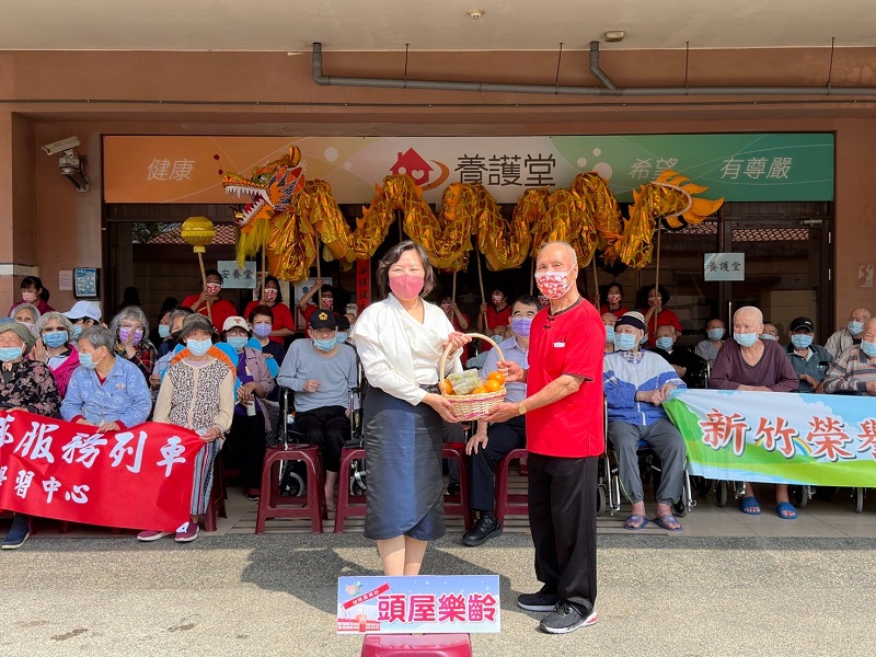 113年3月26日苗栗縣頭屋鄉樂齡學習中心金龍獻瑞伴新竹榮家長輩樂開懷