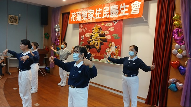 花蓮榮家4月慶生溫馨登場 慈濟志工關懷住民獻祝福