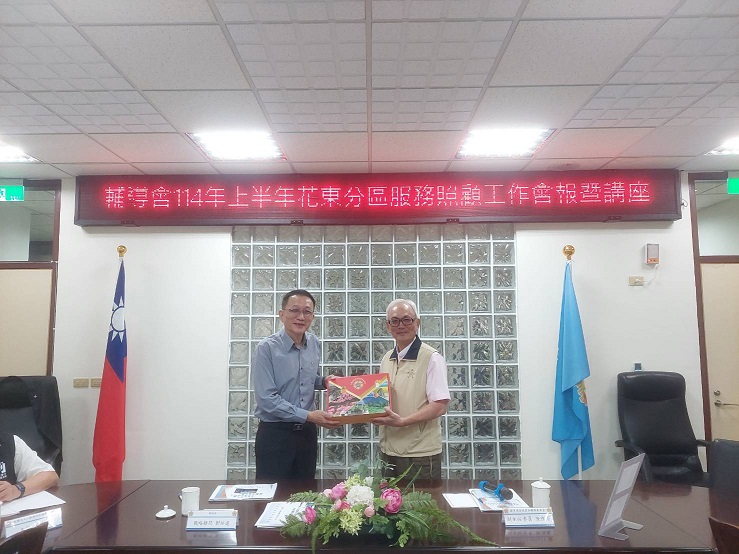 圖1-陳進廣副主委(右)致贈劉任遠戰略顧問(左)禮盒(圖台東縣榮服處)