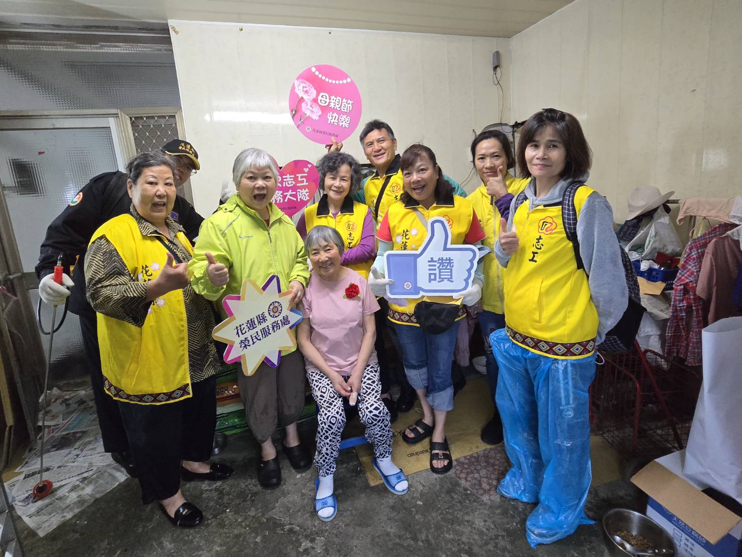 花蓮縣榮民服務處榮欣志工義剪隊 母親節前夕溫馨開剪，長輩漂亮一夏，展現煥然一新風采
