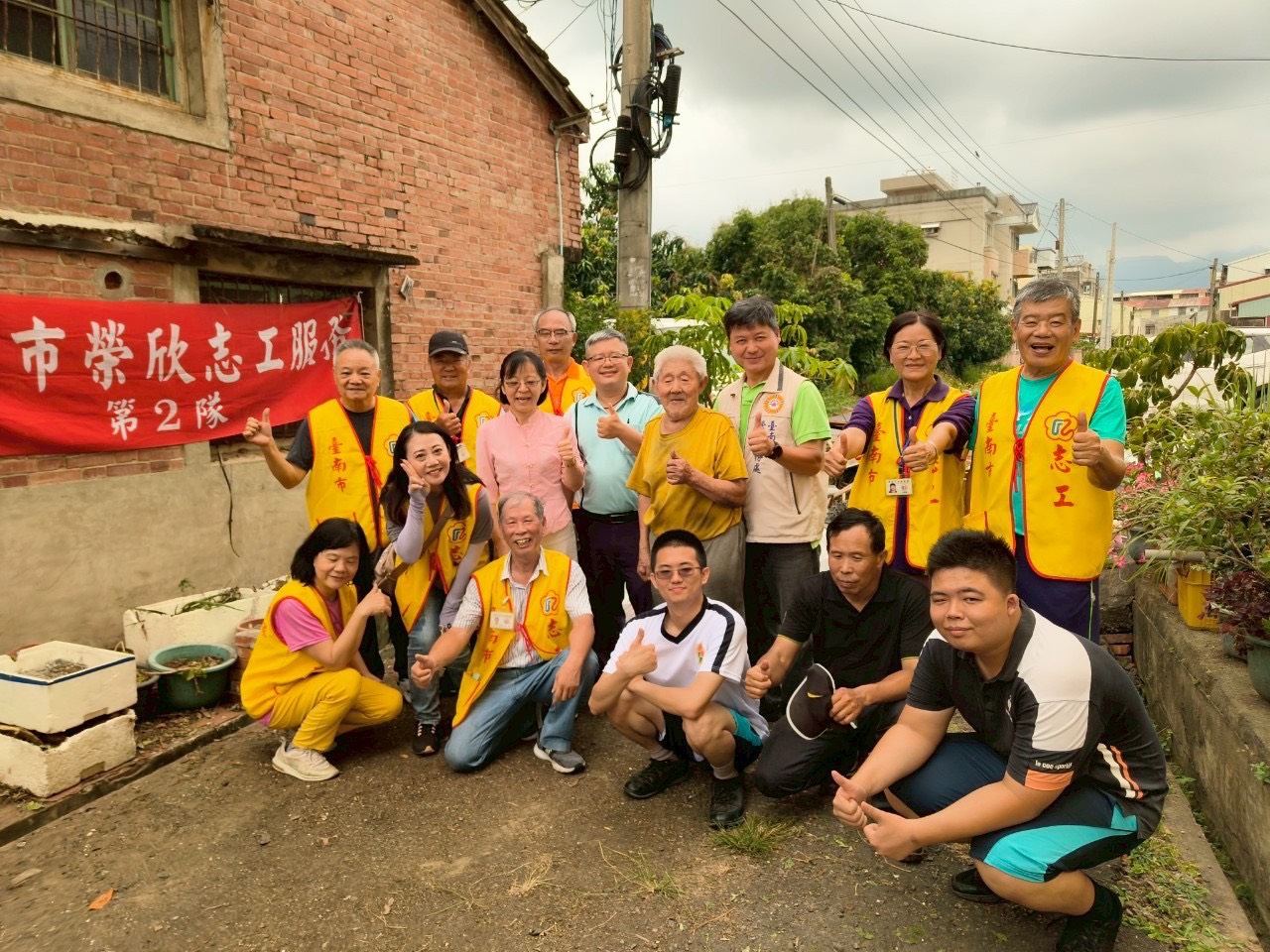 臺南市榮服處榮欣志工及替代役弟兄 助榮民爺爺清淨家園顧厝邊
