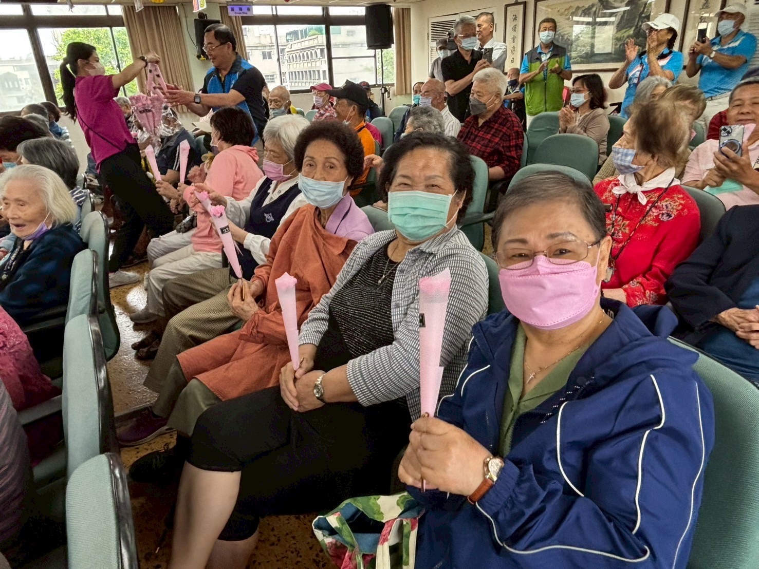 114.5.1 八德榮家歡慶母親節亮采藝術關懷團隊攜手新北記者職業工會、世界佛教正心會關懷慰問 歌聲洋溢向偉大母愛致敬